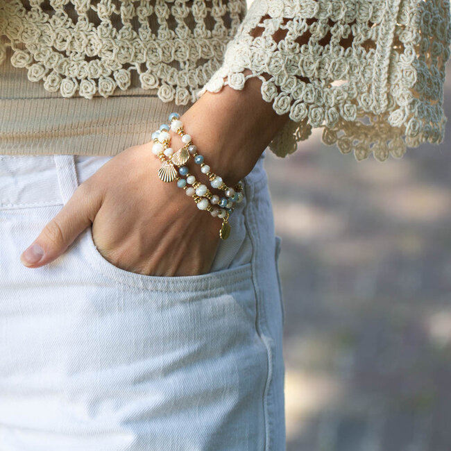 Biba Armband met witte en blauwe kralen en schelp