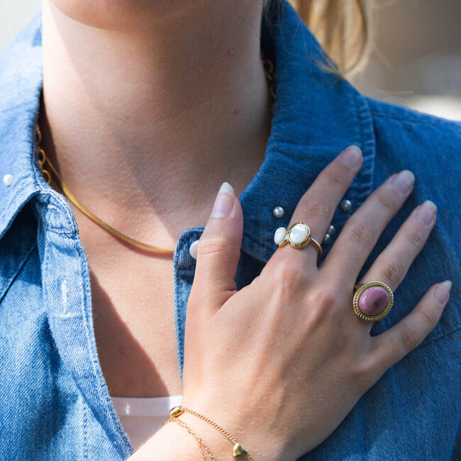 Beadle Stainless steel Witte schelp of roze rhodoniet ring