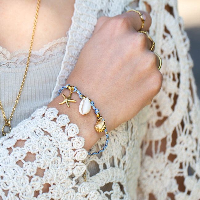 Beadle Blauw koord armband met zeester en schelpen