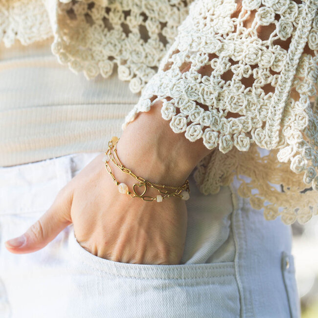 Beadle Dubbele goudkleurige armband met hartje en natuursteentjes