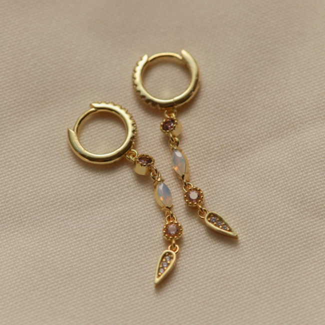 KARMA Luxe goldplated oorbellen met fonkelende zirconia steentjes in roze en opaalwit