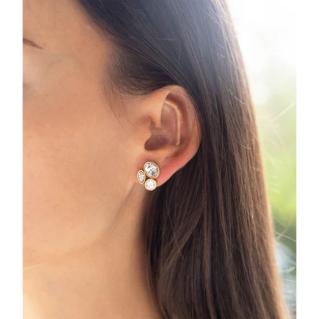 ZAG  Bijoux Goudkleurige oorbellen met drie organische crystal stenen