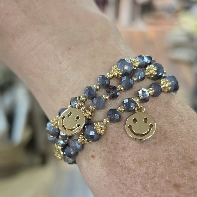 Biba Armband met grijze facet kralen en happy face smiley