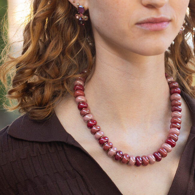 Biba Grote kralen ketting in warme roze, framboos en bordeaux tinten