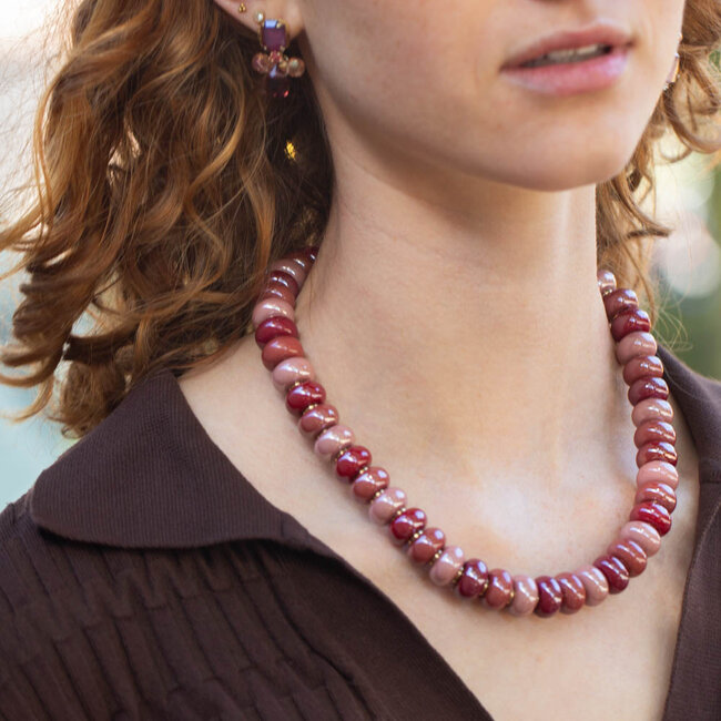 Biba Grote kralen ketting in warme roze, framboos en bordeaux tinten