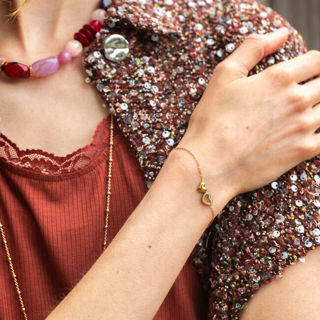 Fijn goud armbandje met dubbel hart en sparkle