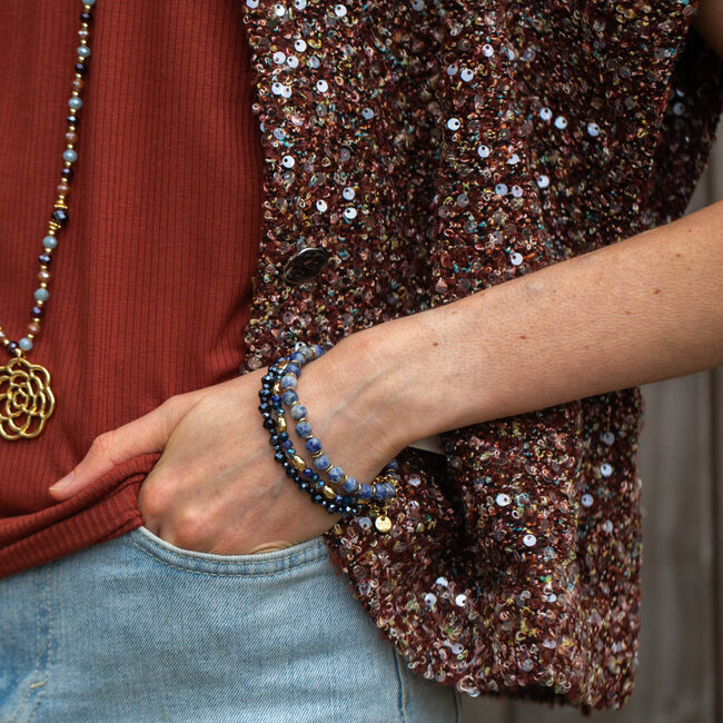 Driedubbele armband met blauwe en goud kralen