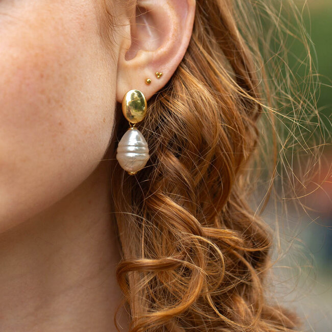 Biba goud oorbel met grote witte parel