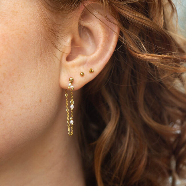 Day&Eve goudkleurige bolletjes oorbel met ketting en parels onderlangs oor