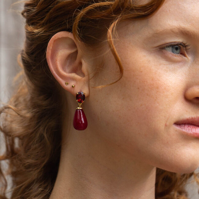 Biba Oorbellen met diep rood bordeaux druppel
