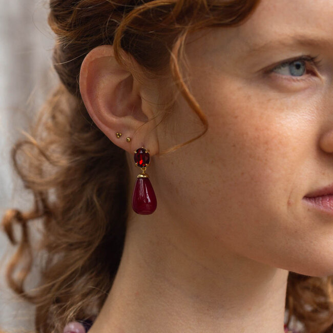 Biba Oorbellen met diep rood bordeaux druppel