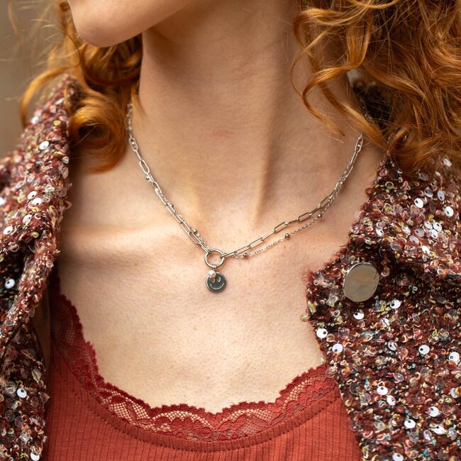 Zilver stainless steel ketting van Day&Eve  met smiley en parel