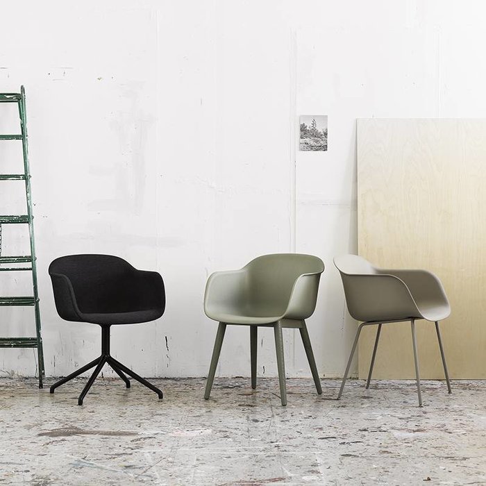 Muuto Fiber Armchair houten onderstel