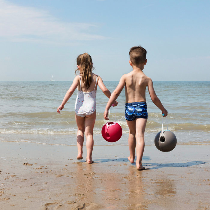 Quut Ballo - seau de plage Cherry red