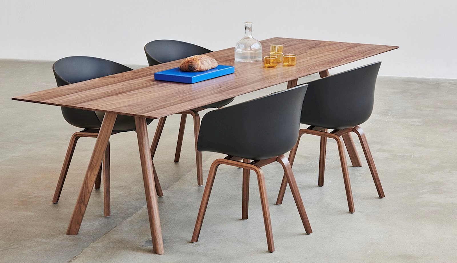 Walnut collection - HAY tafel CPH30 - AAC stoelen