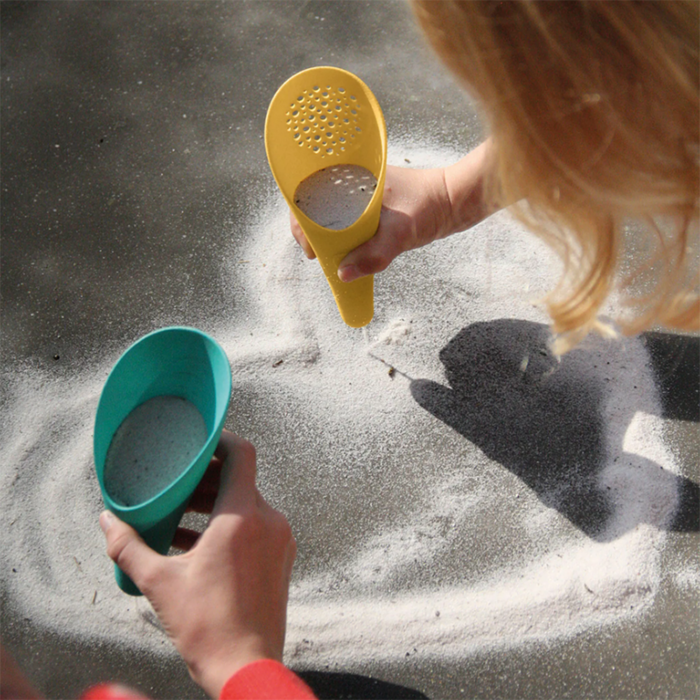 Quut Cuppi schepje, zeefje en bal - Banana Blue + cherry