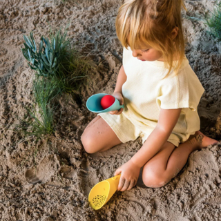 Quut Cuillère Cuppi, tamis et boule Banana Blue + boule cerise