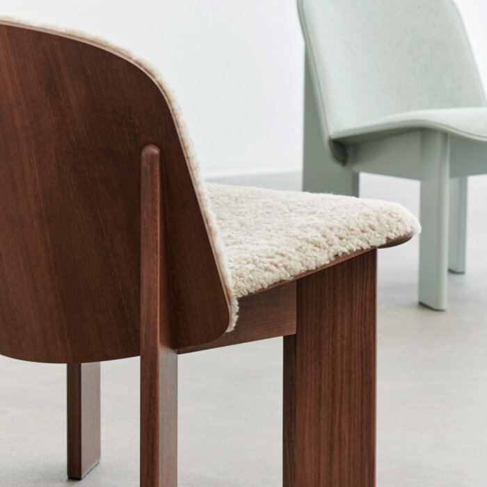 HAY Chaise longue Chisel - Noyer laqué à l'eau - Peau de mouton Mohawi 21