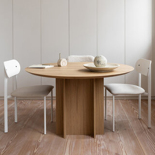 Studio Henk Column Quadpod Table -  Chêne naturel laqué