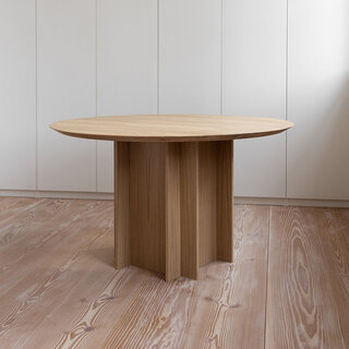 Studio Henk Column Quadpod Table -  Chêne naturel laqué