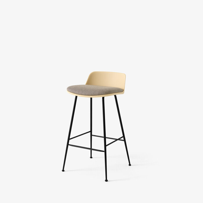 &Tradition Rely HW82 Tabouret de bar H66.5 dossier bas - rembourré - base tubulaire noire - &Tradition