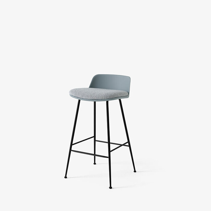 &Tradition Rely HW82 Tabouret de bar H66.5 dossier bas - rembourré - base tubulaire noire - &Tradition