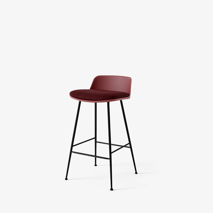 &Tradition Rely HW82 Tabouret de bar H66.5 dossier bas - rembourré - base tubulaire noire - &Tradition