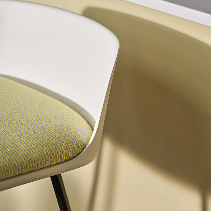 &Tradition Rely HW82 Tabouret de bar H66.5 dossier bas - rembourré - base tubulaire noire - &Tradition