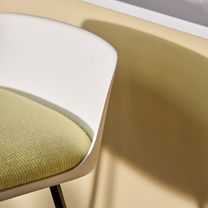 &Tradition Tabouret de bar HW82 H66.5 dossier bas - tapissé - base tube bronze - &Tradition