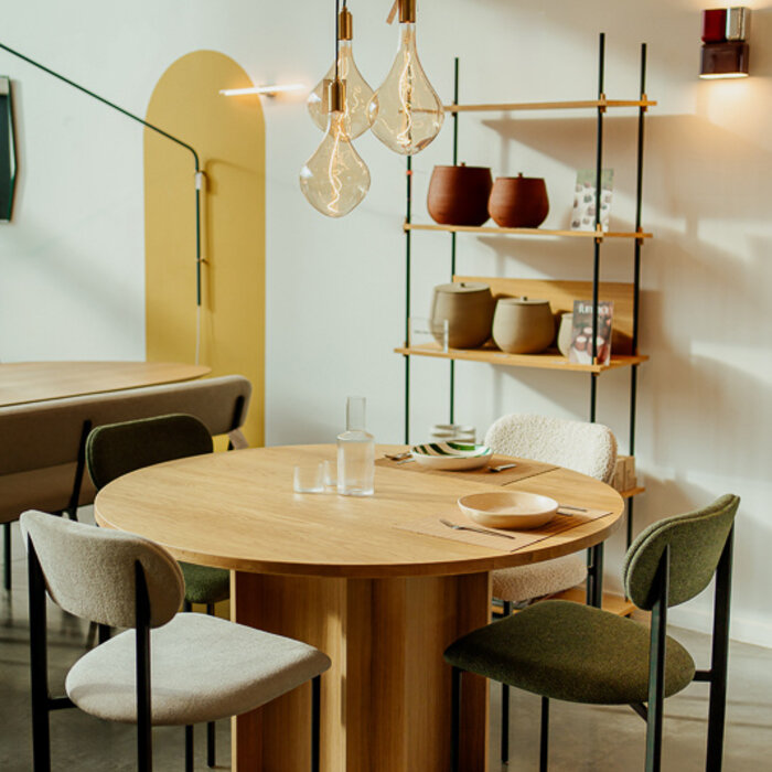 Studio Henk Column Quadpod Table - Chêne naturel laqué - Studio Henk