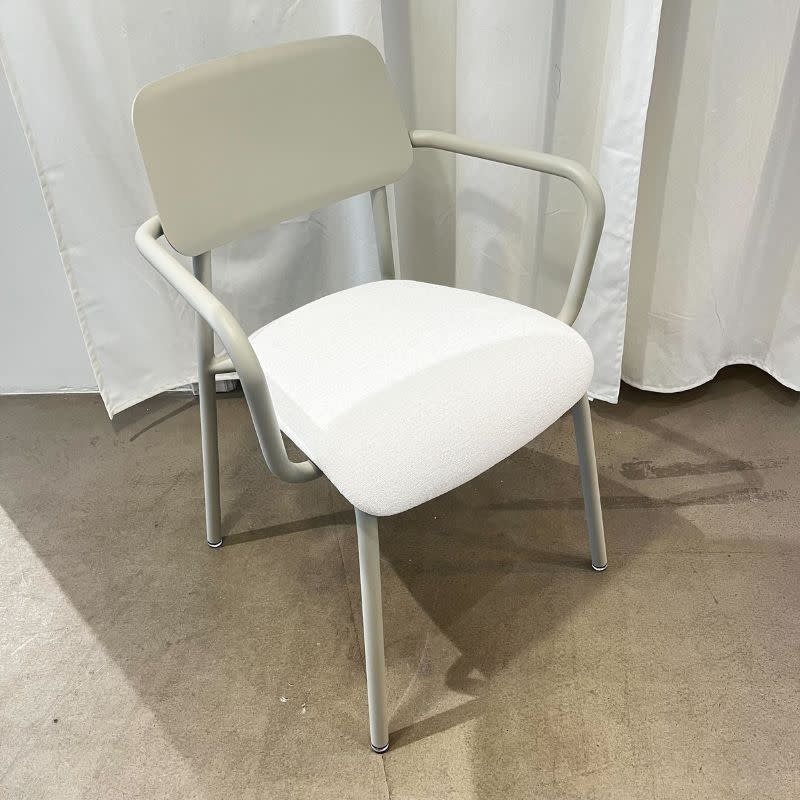 Fermob Studie stoel met armleuning - Clay grey/white - Fermob