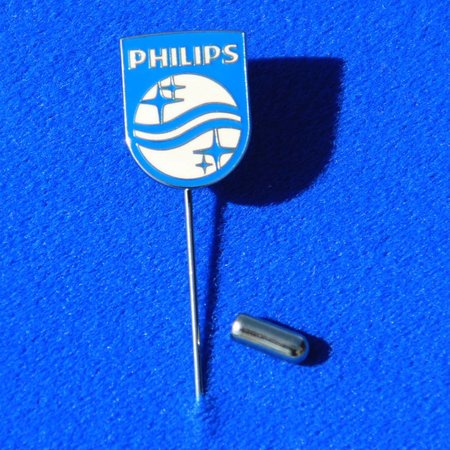 Pins of speldjes naar eigen ontwerp - Geslagen en ingekleurd
