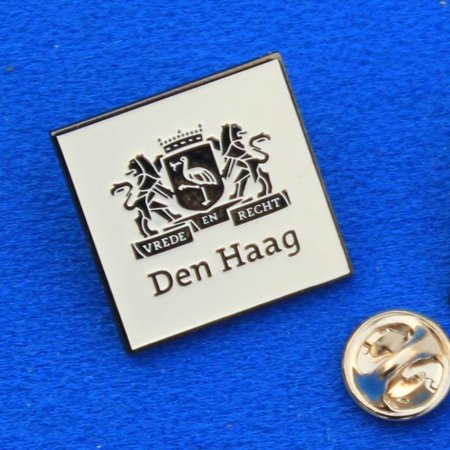 Pins of speldjes naar eigen ontwerp - Geslagen en ingekleurd
