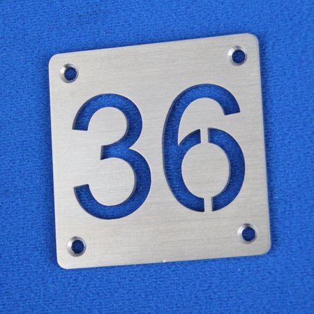 Blank Aluminium of RVS Edelstaal Nummerplaatjes met uitgespaarde getallen, 50x50mm met 4 gaten
