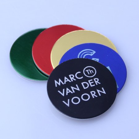Logoplaatje Gekleurd Aluminium Ø30 mm met tape en gravering