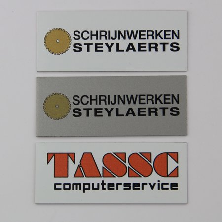 Logo in full colour op Aluminium 50x20mm gedrukt met dubbelzijdig tape