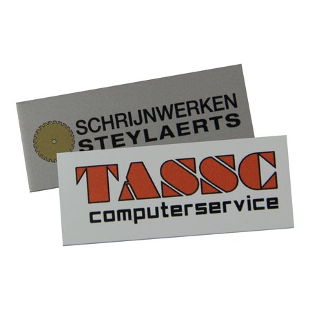 Logo in full colour op Aluminium 50x20mm gedrukt met dubbelzijdig tape