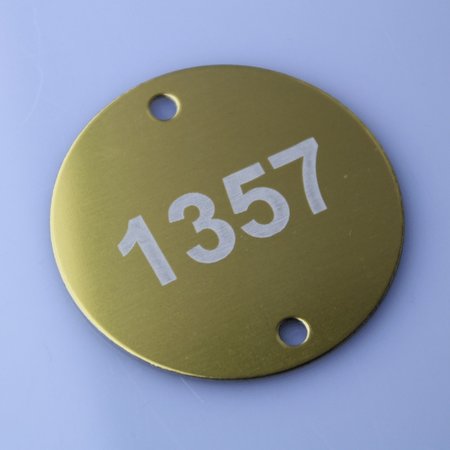 Nummerplaatjes Aluminium Gekleurd Rond 1mm dik met witte gravering en 2 gaatjes