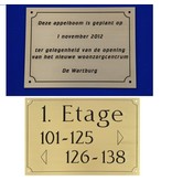 Messing gevelbordjes met zwarte gravering