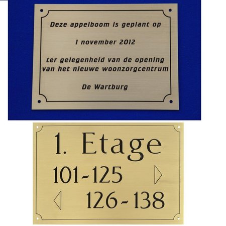 Messing gevelbordjes met zwarte gravering