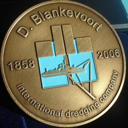 Wij maken herdenkingsmunten in jouw eigen ontwerp in 2D in een metaalkleur naar wens. Ø40x2½ of 3mm dik, vanaf 100 stuks.