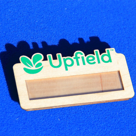 CombiCraft Voorbeeld van houten naambadges voor Upfield