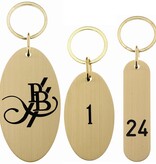 Felix ovale hotelsleutelhangers in gesatineerd en ongelakt Messing 78x20mm, 67x37mm of 85x45mm in een dikte van 1½mm.