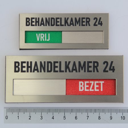 Schuifbordjes in een acrylaat schuifprofiel RVS-Look met een koptekst naar keuze eventueel in een eigen lettertype