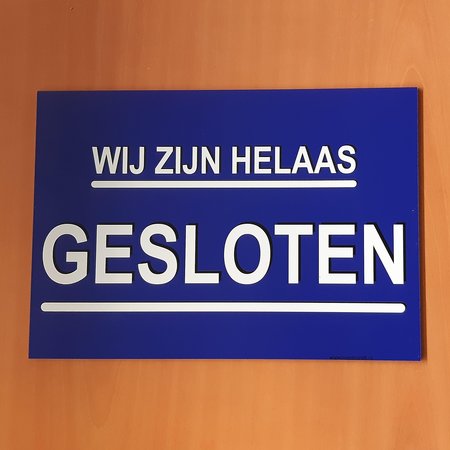 Bordje "Kom binnen, wij zijn open" en "Helaas wij zijn gesloten"