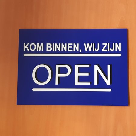 Bordje "Kom binnen, wij zijn open" en "Helaas wij zijn gesloten"