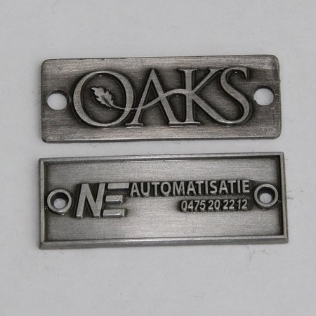 Voorbeeld van gegoten logoplaatje