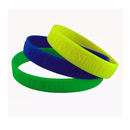 Siliconen Polsbandjes met jouw tekst in reliëf per 100 stuks