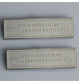 Logo's in ge-etst Aluminium met 2 dimensionaal reliëf,  standaard in 3 maten te bestellen.