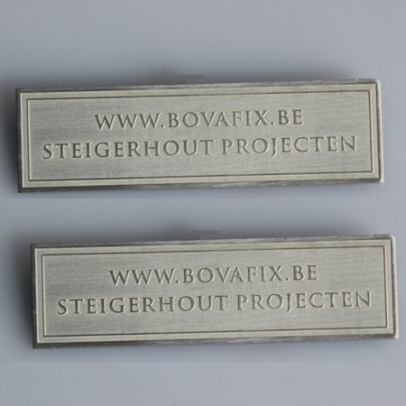 Logo's in ge-etst Aluminium met 2 dimensionaal reliëf,  standaard in 3 maten te bestellen.